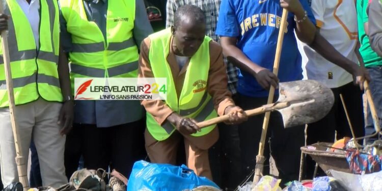 Journée citoyenne d’assainissement: le président de la délégation spéciale de Gbessia procède au nettoyage des lieux stratégiques de sa commune