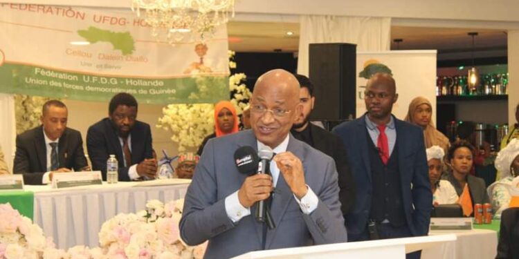 Hollande : Cellou Dalein anime un meeting, dénonçant les atteintes à la liberté de la presse en Guinée