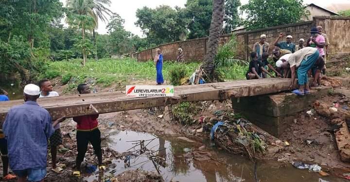 KINDIA: Après le passage de la pluie, des jeunes de caravansérails se mobilisent pour refaire leur pont endommagé