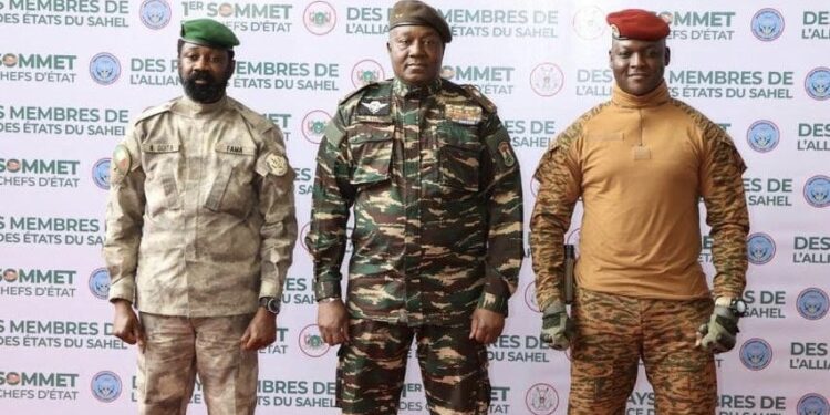 Niamey/ Au cirque de l’AES , l’Association des Égarés et des Sots: Plus de mots, des maux encore (Édito)