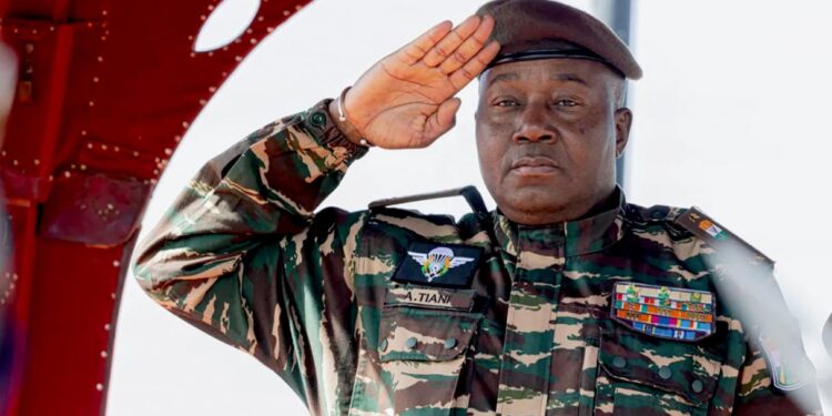 Niger – An 1 d&rsquo;usurpation de pouvoir de Tiani: Une comédie grotesque face à une tragédie nationale