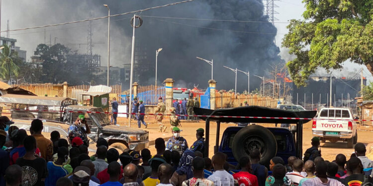 Sortie du parquet général de Conakry : les forces sociales de Guinée invitent les institutions judiciaires du pays à la défense des droits humains et de l&rsquo;Etat de droit (Déclaration)