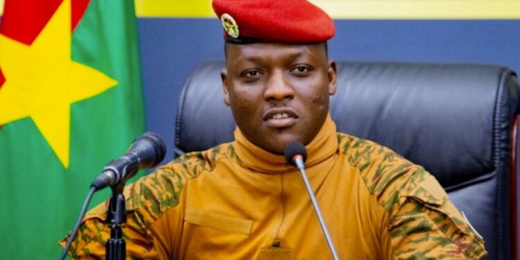 Burkina: Ib devant le micro, les djihadistes sur le terrain.