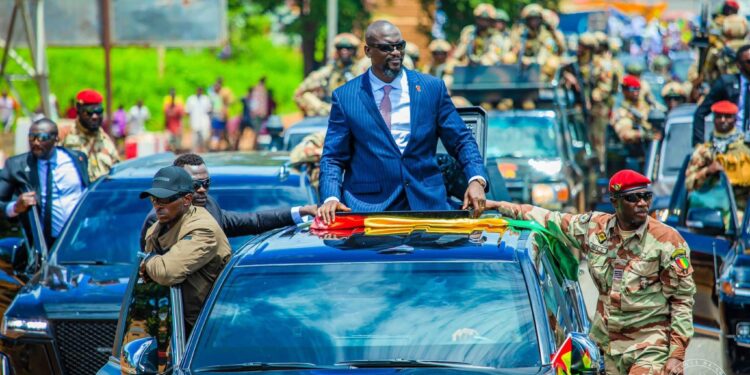 Le fameux accueil du président de la Transition : Le peuple de Guinée est pris en otage (Par Alpha Bayo)