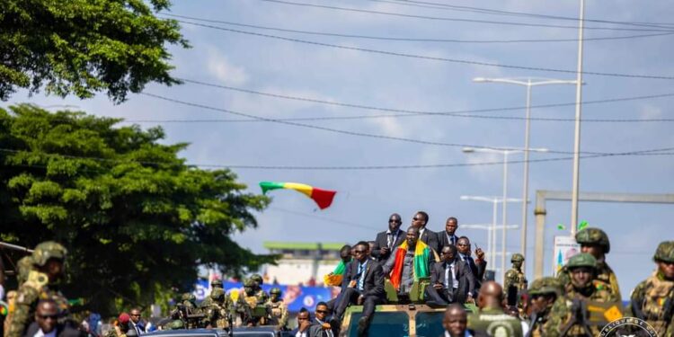 Retour triomphal du Général-Président Mamadi Doumbouya à Conakry : Quand les populations montrent leur adhésion au projet audacieux de refondation et de rectification institutionnelle (Mandian SIDIBÉ)