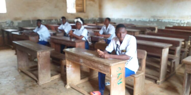 Rentrée scolaire à N&rsquo;Zérékoré: l&rsquo;inspecteur régional de l&rsquo;éducation déplore l&rsquo;absence des élèves dans les salles de classes