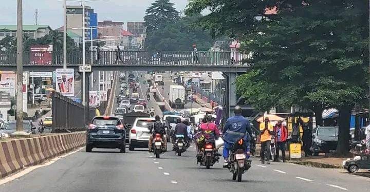 Conakry : l’AGEROUTE annonce le démarrage des travaux de pose des tabliers de cinq (5) passerelles au niveau de certains Passages Piétons (Communiqué)