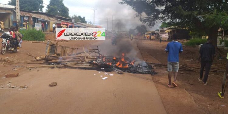 Coupures d’électricité à N’Zérékoré : Des citoyens protestent dans la rue à Boma