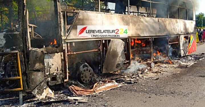 KINDIA : Un bus de transport prend feu à Souguéta…