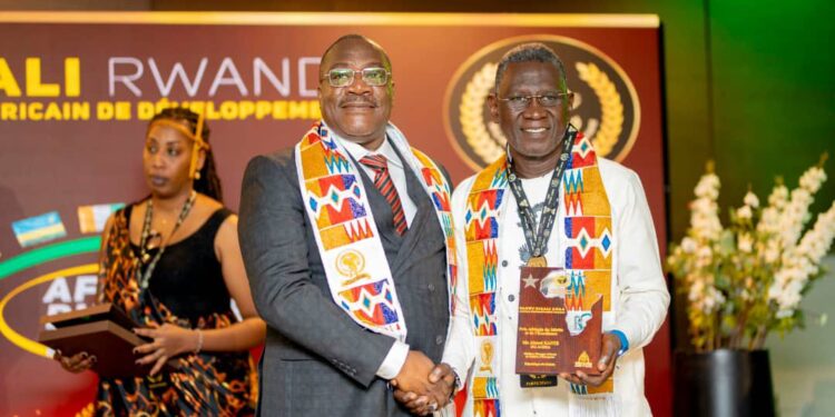 Le Guinéen Ahmed Kanté reçoit le « Prix du Mérite et de l’Excellence » à Kigali lors de l’Africa Business Forum.
