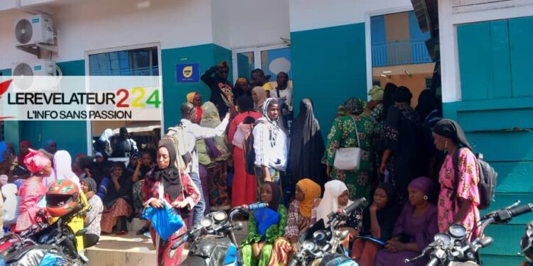 LABE: De nouveaux fonctionnaires de l&rsquo;éducation protestent devant une banque…