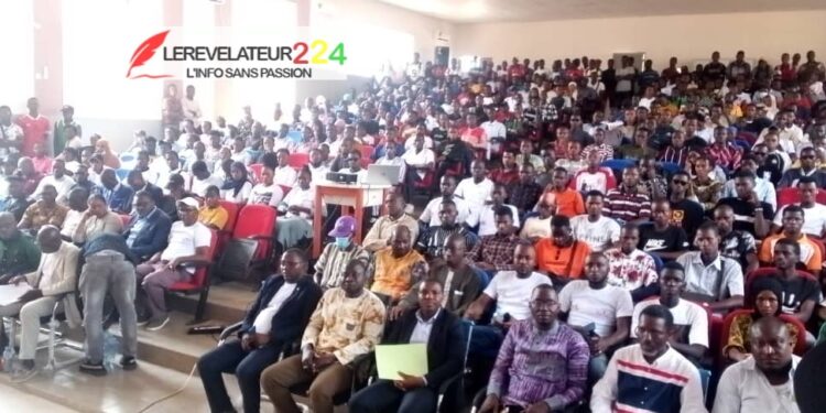 Vulgarisation de l’avant-projet de la constitution à Mamou: les missionnaires du CNT tiennent une conférence consultative avec les étudiants