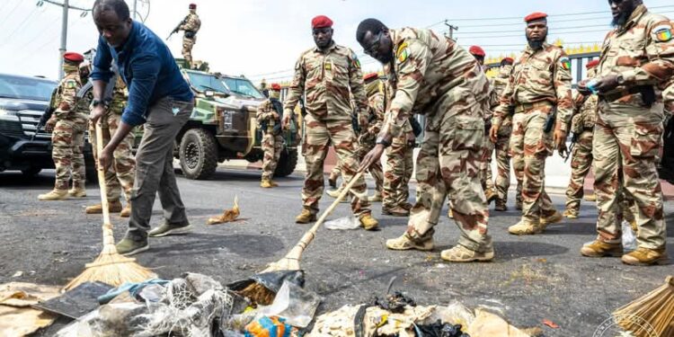 Assainissement de la ville de Conakry : Quand le Général-patriote donne l&rsquo;exemple (Par Mandian Sidibé)