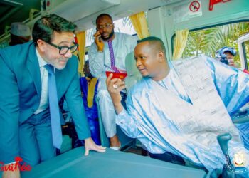 Ministère de la culture : deux bus et dix motos remis au personnel par la SMB et le ministre Moussa Moïse Sylla