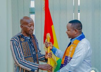 Culture : le Ministre Moussa Moïse Sylla remet le drapeau national au Bembeya Jazz National avant son départ pour la Foire Internationale de Dakar