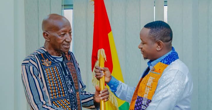 Culture : le Ministre Moussa Moïse Sylla remet le drapeau national au Bembeya Jazz National avant son départ pour la Foire Internationale de Dakar