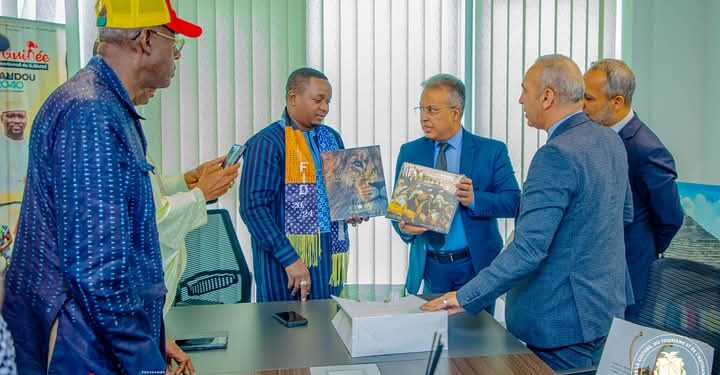 Culture : le Ministre Moussa Moïse Sylla remet le drapeau national au Bembeya Jazz National avant son départ pour la Foire Internationale de Dakar