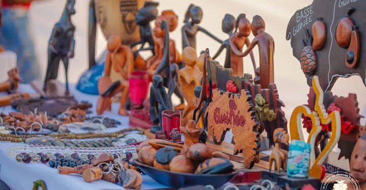 Plage Camayenne : l&rsquo;artisanat guinéen brille au Festival International du Djembé