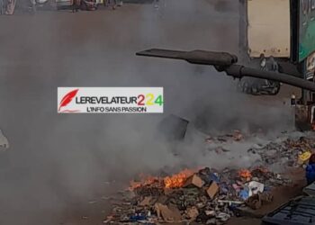 Arrêt sur images : Un individu met le feu sur un tas d’immondices au rond-point de Cosa et pollue l’environnement