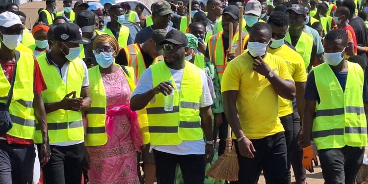 Ratoma Dispensaire : Bakary Diaby, PDG de SOGUIBEC, prend part à une journée d’assainissement