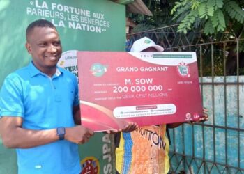 Conakry : Un ingénieur en surveillance vidéo rafle 200 millions, en pariant au nouveau jeu instantané « Tac-tac » de la LONAGUI