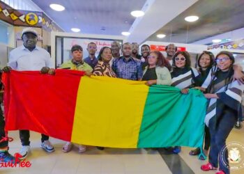 Aéroport de Conakry : Le Ministre Moussa Moïse Sylla accueille la troupe Batafon de Boké après son éclatante participation au Festival International de Surajkund