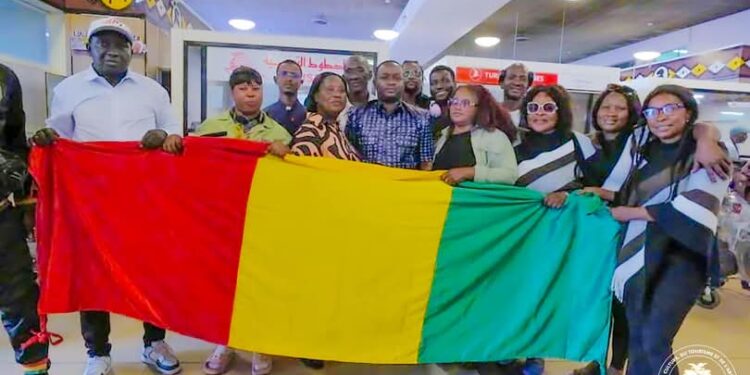 Aéroport de Conakry : Le Ministre Moussa Moïse Sylla accueille la troupe Batafon de Boké après son éclatante participation au Festival International de Surajkund