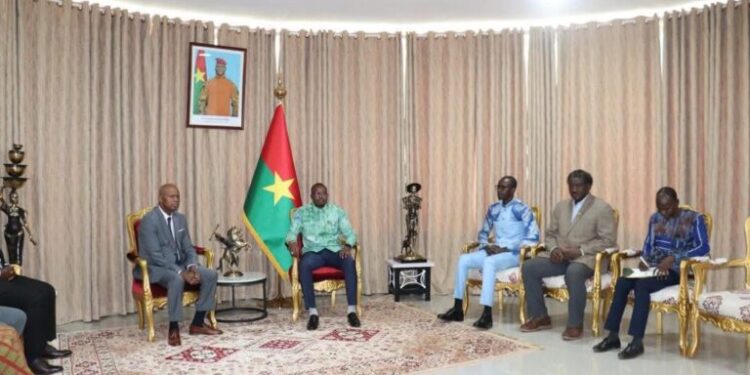Ouaga : Boubacar Yacine Diallo, porte-parole des régulateurs de l’UEMOA-GUINEE chez le Premier Ministre Jean Emmanuel Ouédraogo