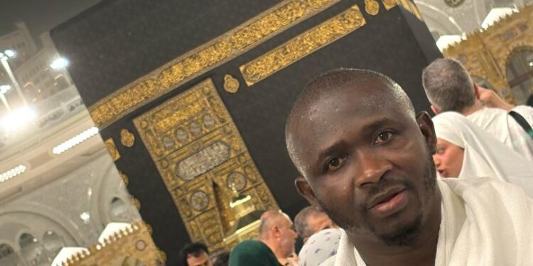 Nuit du Destin: Depuis la Mecque, le DG des projets Miniers formule des prières pour le Général Mamadi Doumbouya