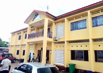 KISSIDOUGOU : Un homme tue accidentellement sa propre fille devant sa résidence…