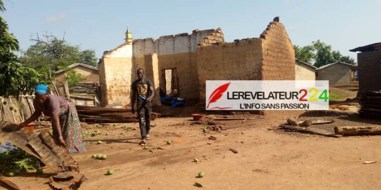 KISSIDOUGOU : Un vent violent décoiffe plusieurs bâtiments à Massakoundou…