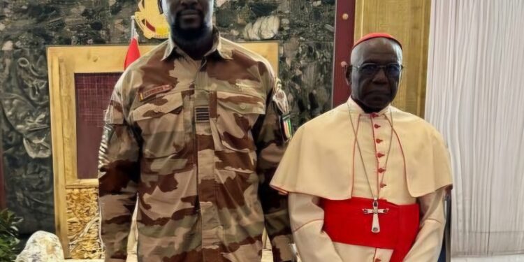 Conclave pour l’élection d’un nouveau Pape : le président Doumbouya apporte son soutien au Cardinal Robert Sarah