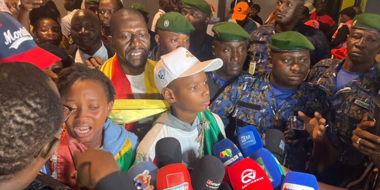 Aéroport international Ahmed Sékou Touré : Mohamed Traoré et Fatoumata Barry accueillis en héros