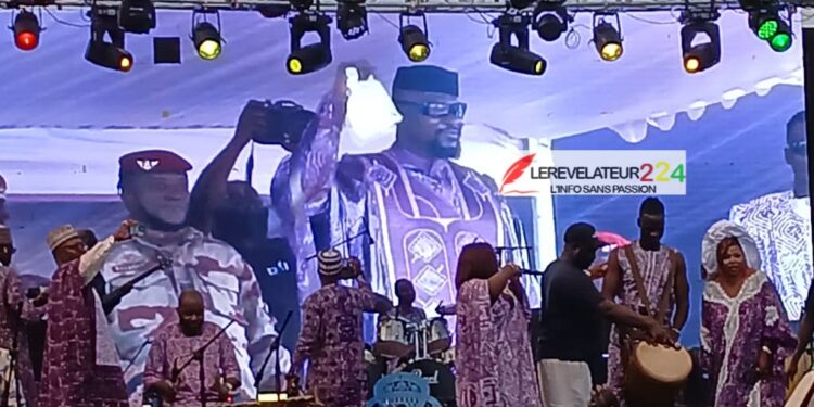 Grande Mamaya de Kankan : la Basse côte à l’honneur avec le Kèndéli, le Général Mamadi Doumbouya esquisse des pas de danse