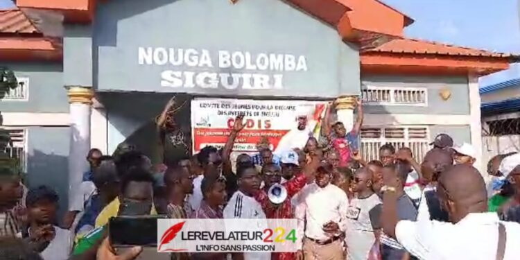 SIGUIRI : Des jeunes en colère contre un prétendu retour de l’ancien DPJ suspendu