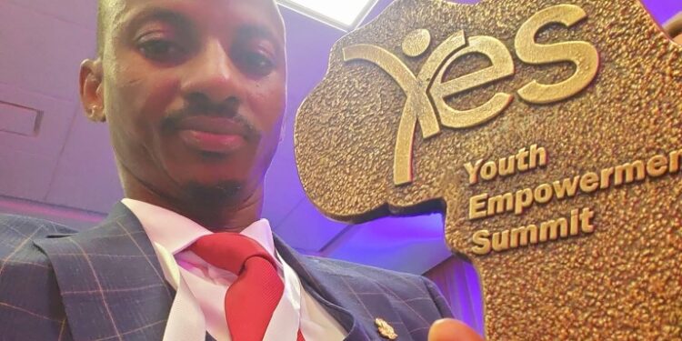 Sommet Y.E.S Africa Marrakech : l’activiste Mamadou Barry reçoit un trophée de reconnaissance