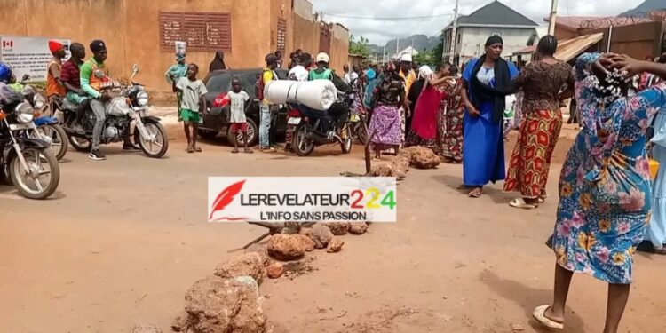 KINDIA : les citoyens du quartier cacia 2 manifestent contre le manque du courant dans leur localité