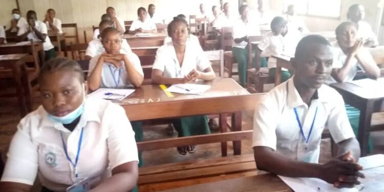 Examens de sortie à Boké : Plus de 1 600 candidats affrontent les épreuves
