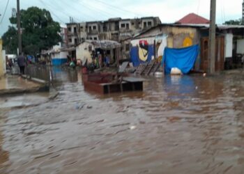 Une interpellation des pouvoirs publics et des citoyens : Conakry sous l’eau : quand l’incivisme rencontre l’irresponsabilité