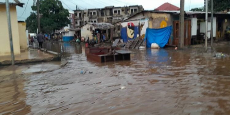 Une interpellation des pouvoirs publics et des citoyens : Conakry sous l’eau : quand l’incivisme rencontre l’irresponsabilité