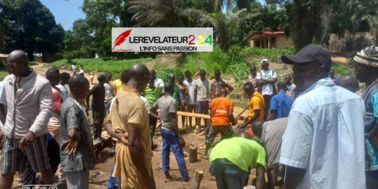KISSIDOUGOU : la jeunesse de Kôrôdou s&rsquo;active pour entretenir ‘’la route de l&rsquo;aéroport’’, complètement dégradée