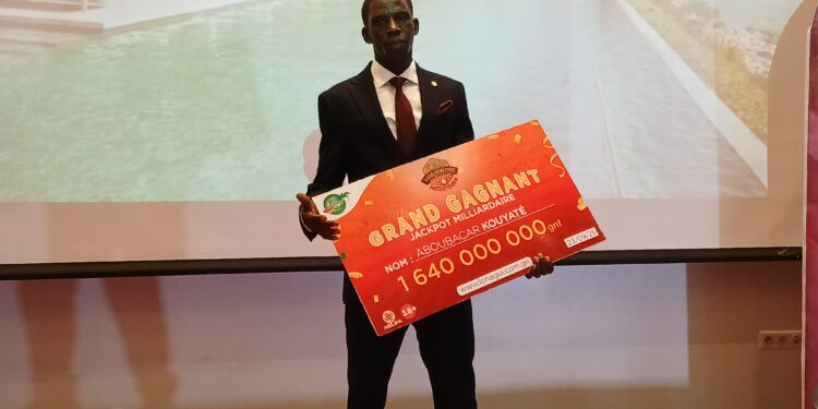 LONAGUI : Un parieur joue au Jackpot milliardaire et rafle un gain record de 1 milliard 640 millions GNF