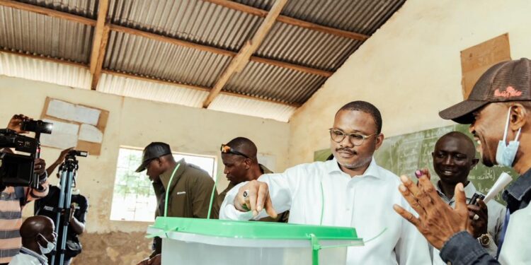 Référendum constitutionnel : Dr. Dansa Kourouma vote à Somayah (Coyah)