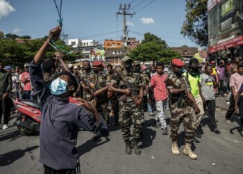 Situation confuse à Madagascar : Un contingent de soldats demande aux policiers et gendarmes de les rejoindre, aux militaires postés devant les palais présidentiels de quitter leurs positions et de bloquer l’aéroport