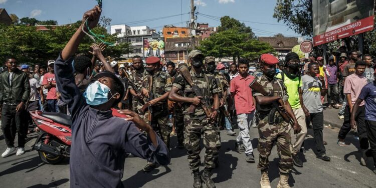 Situation confuse à Madagascar : Un contingent de soldats demande aux policiers et gendarmes de les rejoindre, aux militaires postés devant les palais présidentiels de quitter leurs positions et de bloquer l’aéroport