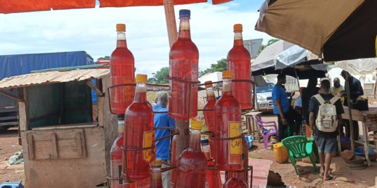 Pénurie d’essence à Boké : le marché noir dicte sa loi !