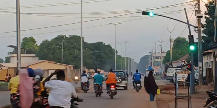L’impact positif des feux tricolores dans la circulation routière à Kankan, est particulièrement remarquable (Par Balla Moussa Konaté)