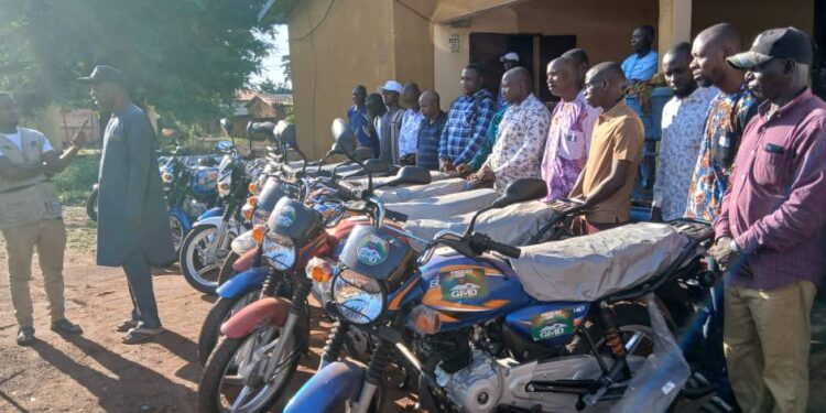 FARANAH: Des enseignants en service dans les zones reculées reçoivent des motos offertes par l’État