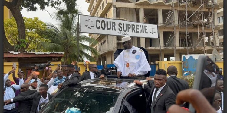 Mamadi Doumbouya déclaré vainqueur de la présidentielle dès le premier tour : les résultats définitifs de la Cour suprême attendus