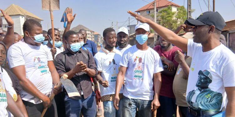 Présidentielle: des jeunes leaders de Dabompa, soutenus par Moïse Guilavogui, mènent une campagne de porte à porte en faveur du GMD
